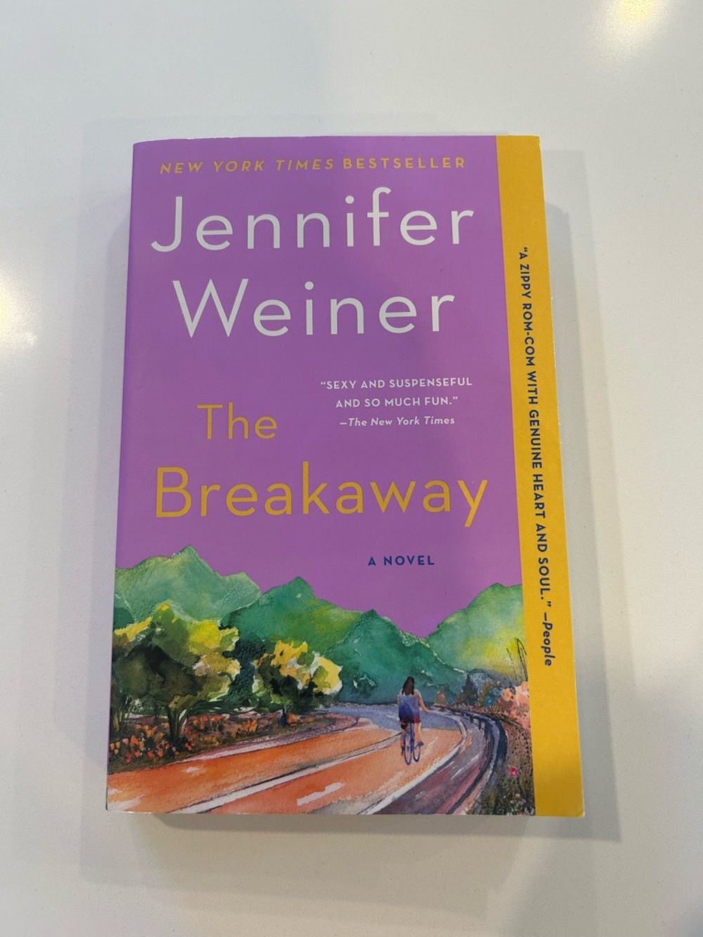 Paperback The Breakaway by Jennifer Weiner